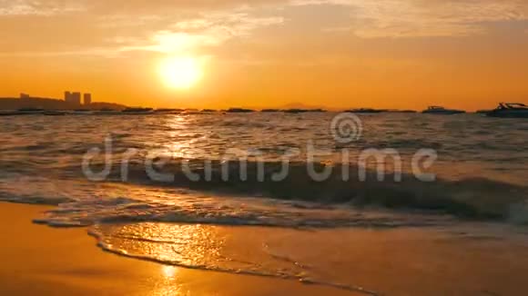 海边美丽的日落沙滩和海浪拍打着沙滩视频的预览图