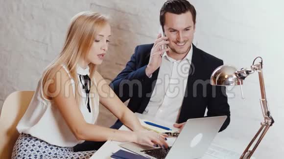 男人和女人一起在办公室工作视频的预览图