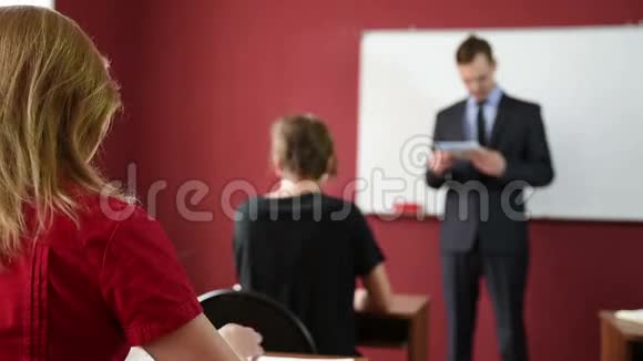 男老师在大学里讲课视频的预览图