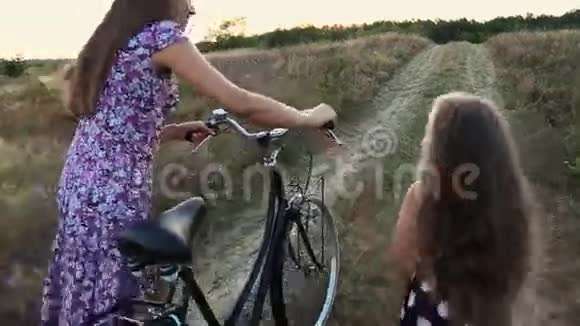 妈妈带着女儿和自行车视频的预览图
