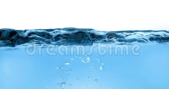 蓝色波浪水白色背景上有气泡运动缓慢清洁的概念视频的预览图