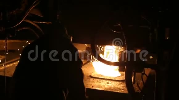钢铁厂金属熔化熔炼炉内高温冶金工业视频的预览图
