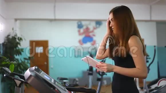 带着平板电脑的女孩在健身房运动健康的生活方式视频的预览图