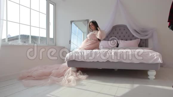 穿粉色裙子的怀孕女孩视频的预览图