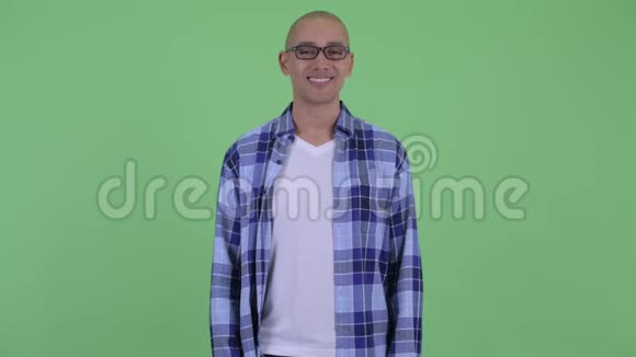 戴眼镜的快乐秃头男视频的预览图
