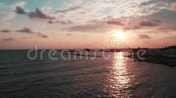 地中海和码头的空中景观日落时有城堡视频的预览图