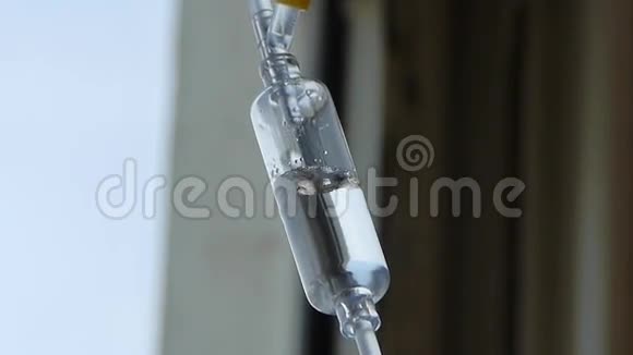 临床静脉滴注瓶的特写视频的预览图