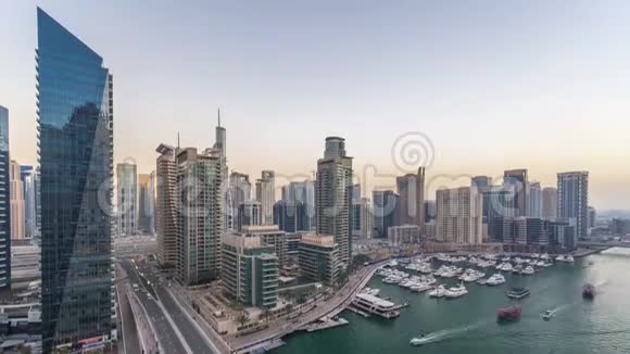 美丽的空中俯瞰白天到夜晚过渡时间迪拜码头运河视频的预览图