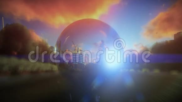 透过玻璃球看到日落时美丽的景色视频的预览图