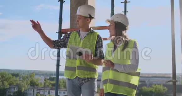 施工经理和工程师在建筑现场工作视频的预览图