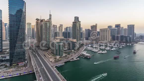 美丽的空中俯瞰白天到夜晚过渡时间迪拜码头运河视频的预览图
