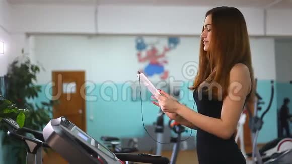 带平板电脑的女孩在健身房运动健康的生活方式视频的预览图