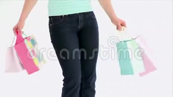 把一个年轻女人拿着的购物袋视频的预览图