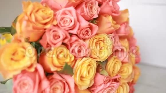 多汁五颜六色的粉红色和橙色玫瑰花束特写视频的预览图