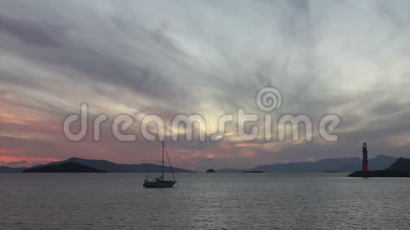 日落时的海景海岸的灯塔海滨城市图尔古特里斯和壮观的日落视频的预览图