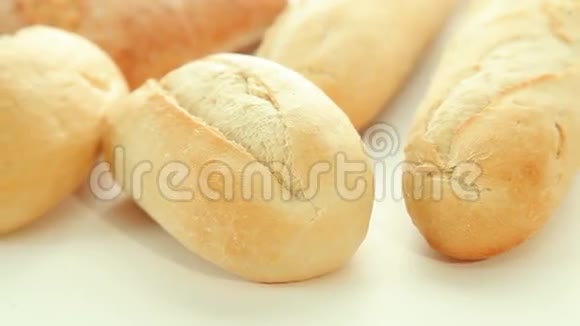 新鲜的烤面包卷视频的预览图