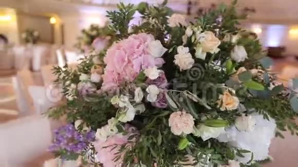 婚礼的漂亮装饰桌上摆着美丽的花朵视频的预览图
