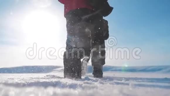团队合作冬季旅游业务理念男子游客双腿离开镜头俯视攀登山顶视频的预览图