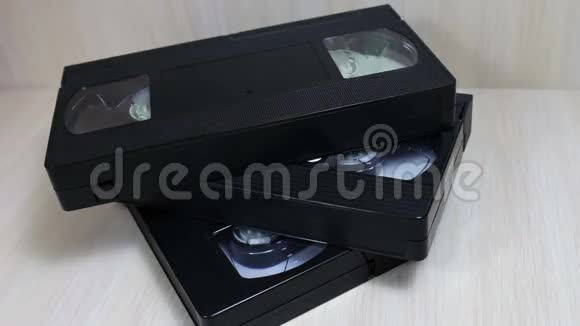 堆叠的VHS录像带视频的预览图