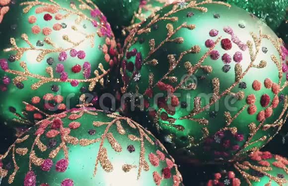 喜庆的绿树球闪闪发光的雪视频的预览图