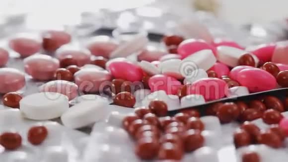 药丸和药物特写旋转视频的预览图