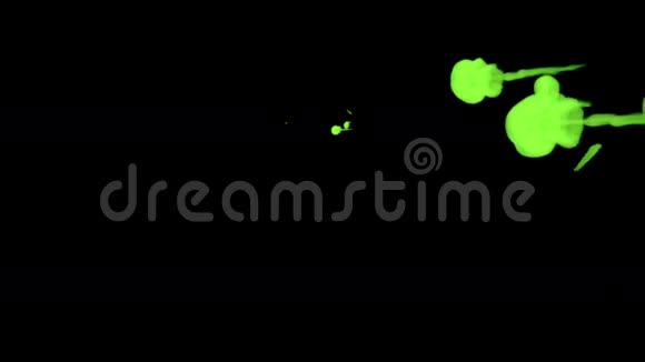 绿色墨水滴在黑色背景上以达到效果三维渲染体素图形计算机模拟视频的预览图