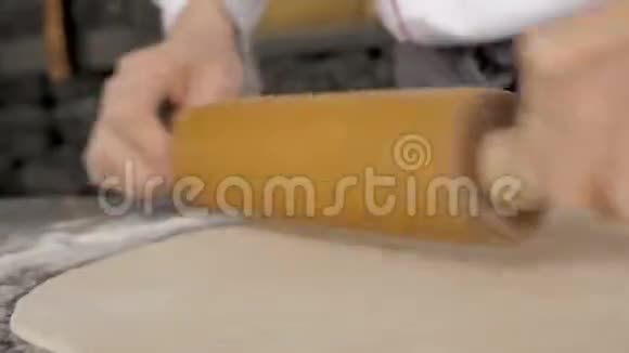 传统的烹饪方法就是把面团放在木板上视频的预览图