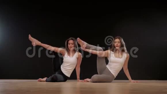 年轻女孩做瑜伽一群人在伸展课堂上健康的生活方式视频的预览图