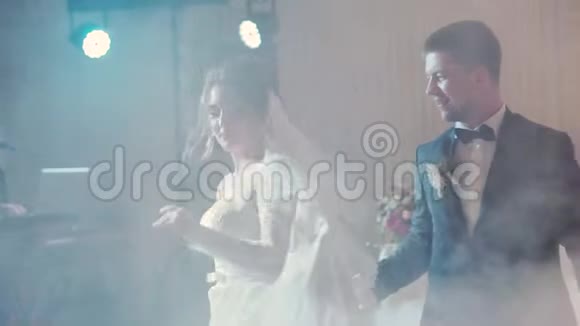 美丽的新娘和英俊的新郎在婚礼上跳舞视频的预览图