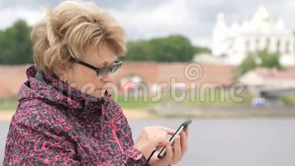 持有智能手机的户外成年女性游客视频的预览图