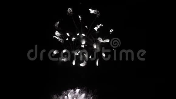 黑暗夜空中的烟花绚丽多彩的火轮表演视频的预览图