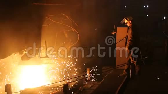 生产钢铁的工厂电熔炉工厂工人拿金属样品视频的预览图