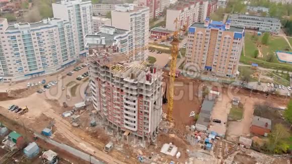 建设住宅高层建筑无人机的空中射击视频的预览图
