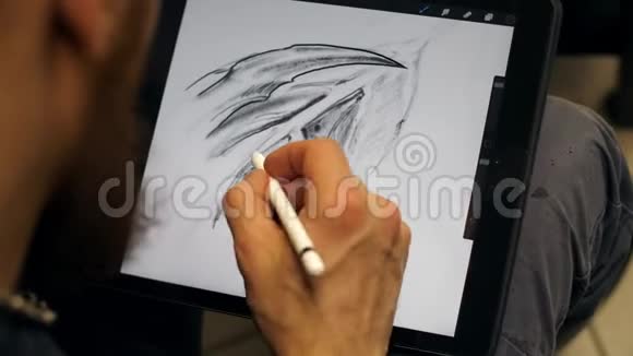 人类的双手工作在图形平板设计师在电脑上制作平面平板电脑视频的预览图
