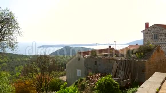 黑山山区精英酒店古代石头建筑视频的预览图
