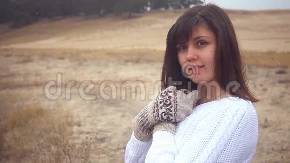 穿着毛衣和手套的女孩子肖像视频的预览图