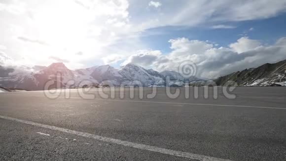 阿尔卑斯山的公路旅行视频的预览图