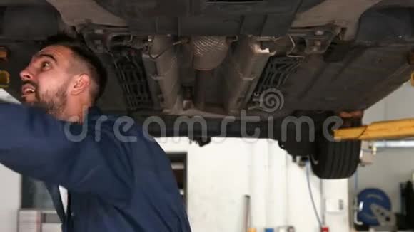 机械修理汽车视频的预览图