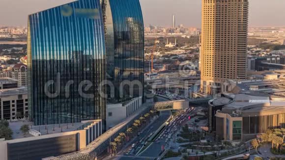 迪拜市中心的街道繁忙的交通和摩天大楼围绕着时间推移视频的预览图