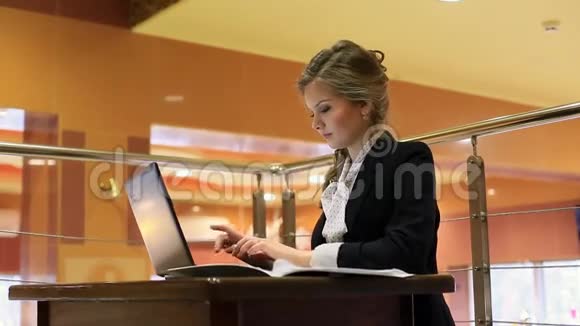 美丽优雅的女人在笔记本电脑上工作视频的预览图