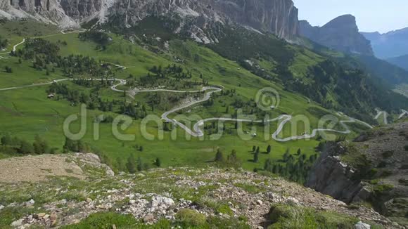阿尔卑斯山的公路旅行视频的预览图
