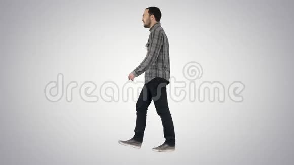 年轻的休闲男子走在梯度背景视频的预览图