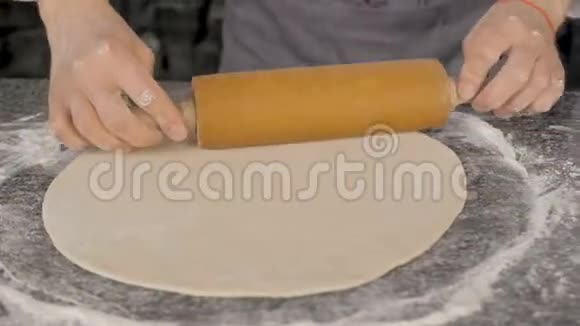 传统的烹饪方法就是把面团放在木板上视频的预览图