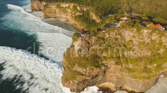 巴厘岛的洛基海岸线空中观景视频的预览图