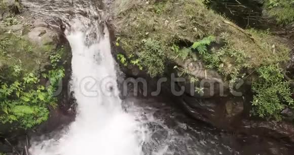 美丽的瀑布希望巴厘岛印度尼西亚视频的预览图