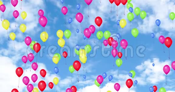 彩球在蓝天白云中飞舞彩红黄绿粉蓝晚会节日活动视频的预览图
