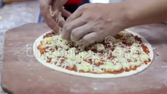 厨师面包师在厨房做披萨的特写视频的预览图