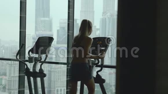 女子健身操视频的预览图