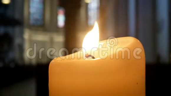 蜡烛教堂光线暗视频的预览图