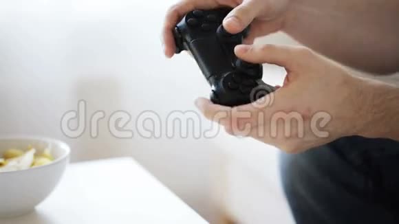 在家玩电子游戏的人手特写镜头视频的预览图